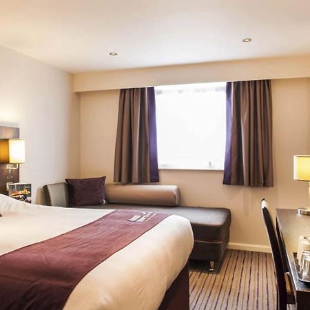 Premier Inn London Romford Central Buitenkant foto