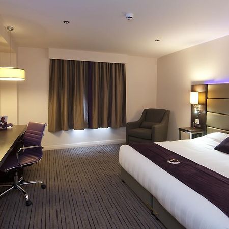 Premier Inn London Romford Central Buitenkant foto