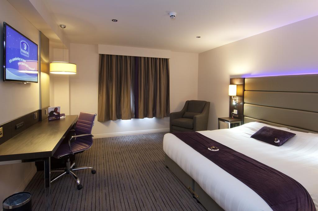 Premier Inn London Romford Central Buitenkant foto