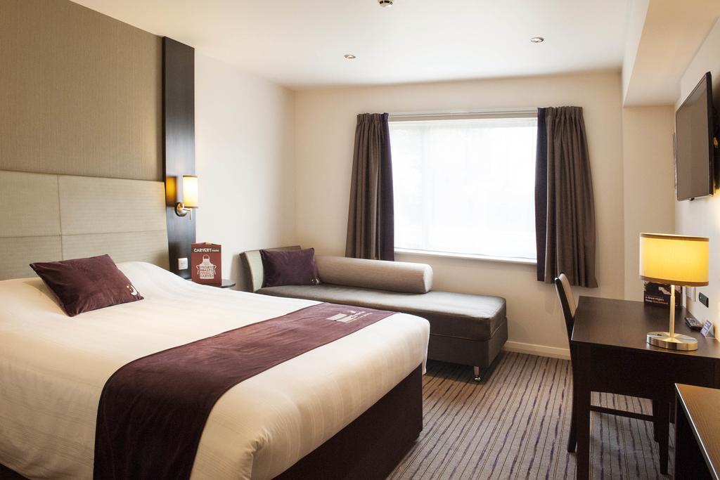Premier Inn London Romford Central Buitenkant foto