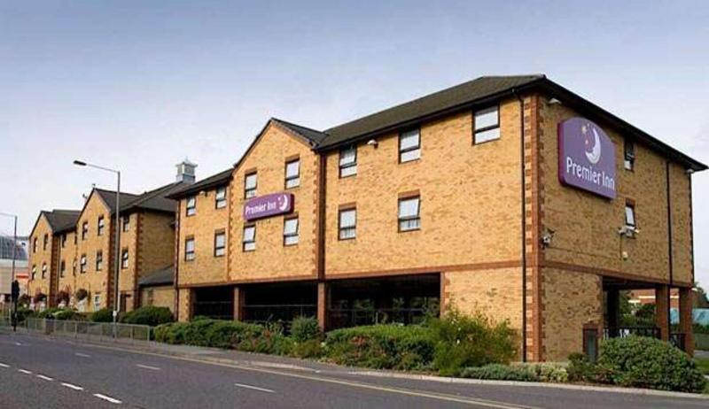 Premier Inn London Romford Central Buitenkant foto