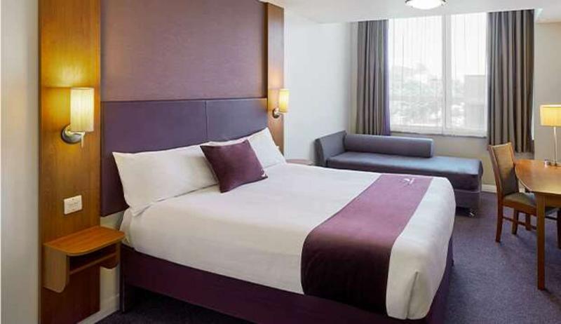 Premier Inn London Romford Central Buitenkant foto